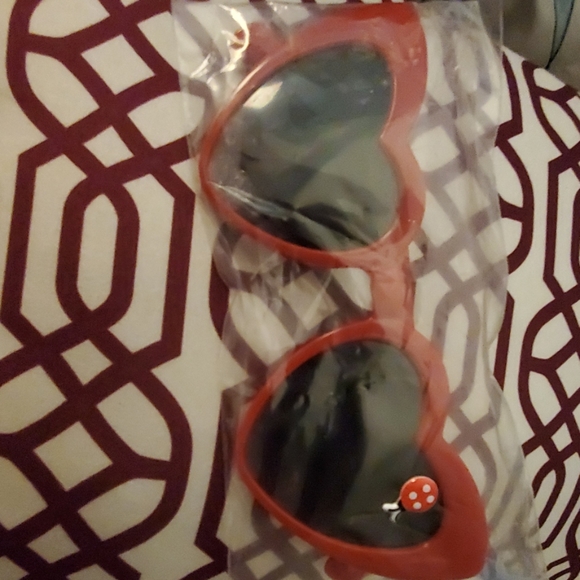 Pair of new red heart glasses with 400uv - Picture 6 of 6